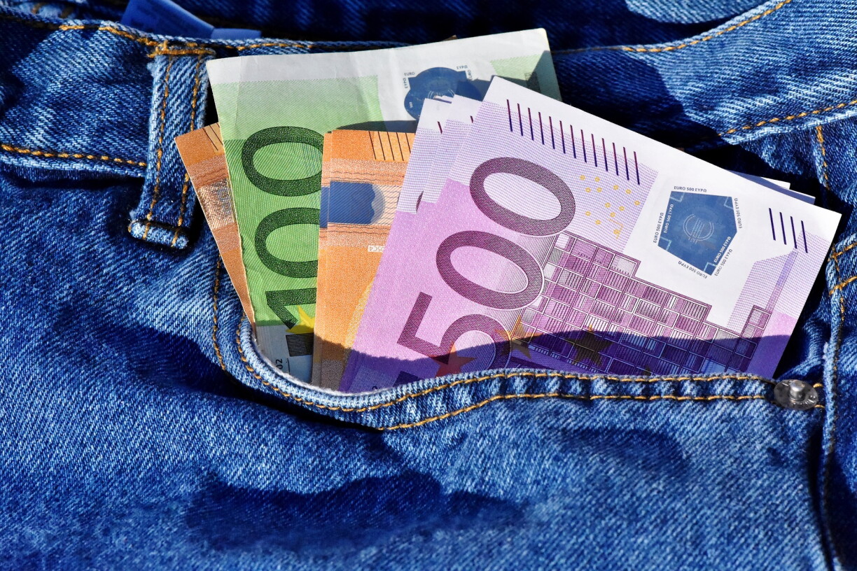 La victime s'est faite dérober de l'argent devant une banque.