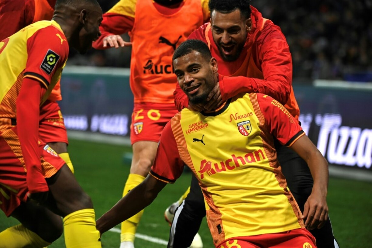 Andy Diouf fêté par ses coéquipiers après son but pour Lens, le 28 juin 2024 à Toulouse