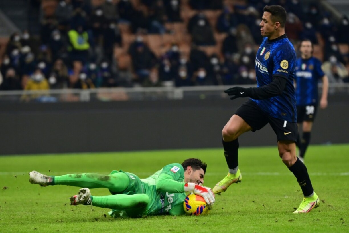 Le gardien de but de la Juventus Turin Mattia Perin s'interpose devant l'attaquant chilien Alexis Sanchez, lors de la finale de la Supercoupe d'Italie, le 12 janvier 2022 au Stade San Siro