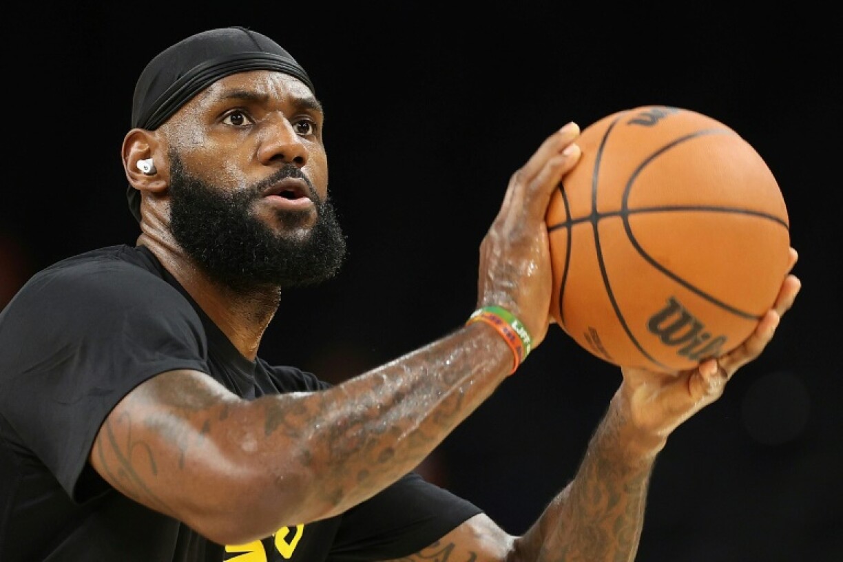 LeBron James, des Los Angeles Lakers, s'échauffe avant le match de pré-saison NBA contre les Phoenix Suns, au Footprint Center de Phoenix le 6 octobre 2021