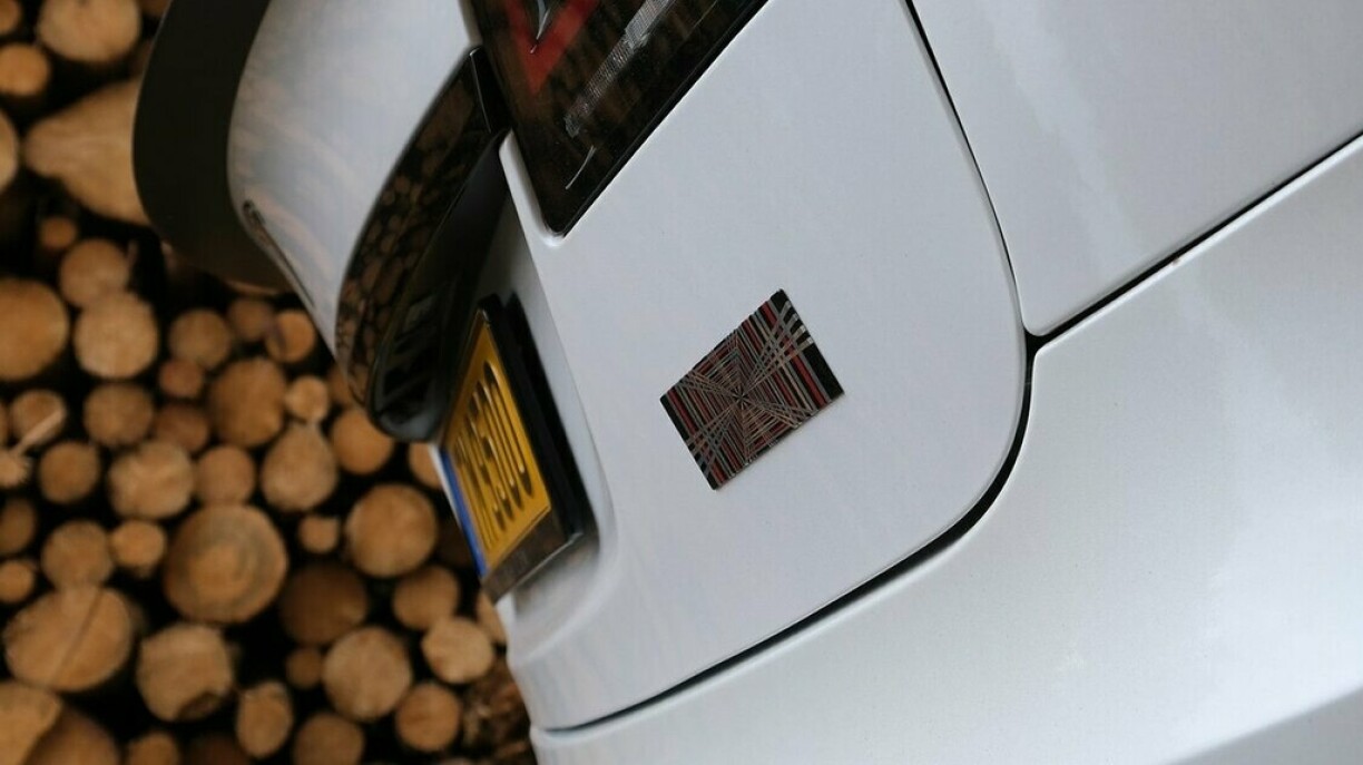 Wann deen dote Sticker hannen um Model S ze gesinn ass, dann ass et e Plaid!