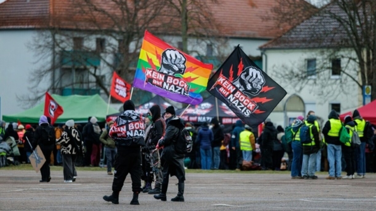 Des manifestants rassemblés contre un congrès du parti d'extrême droite allemand AfD à Riesa, dans l'est du pays, le 11 janvier 2025