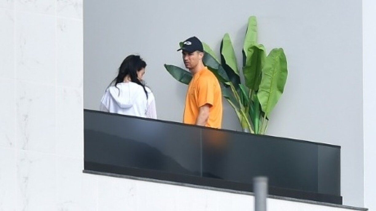 Ronaldo et sa compagne Georgina Rodriguez aperçus sur un balcon à Funchal où le joueur de la Juventus Turin a été placé en isolement.