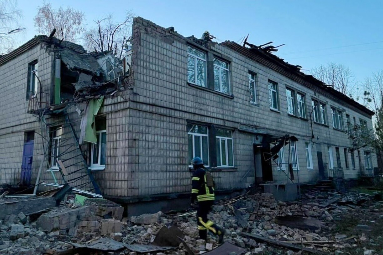 Un immeuble touché à Kiev lors d'une attaque de drones russes sur la capitale ukrainienne, le 25 novembre 2023