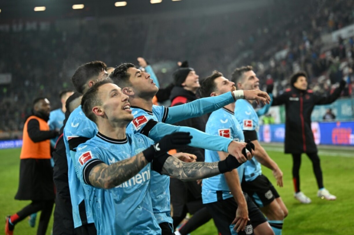 La joie des joueurs du Bayer Leverkusen, champions d'automne en Allemgne après leur victoire à Augsbourg, le 13 janvier 2024