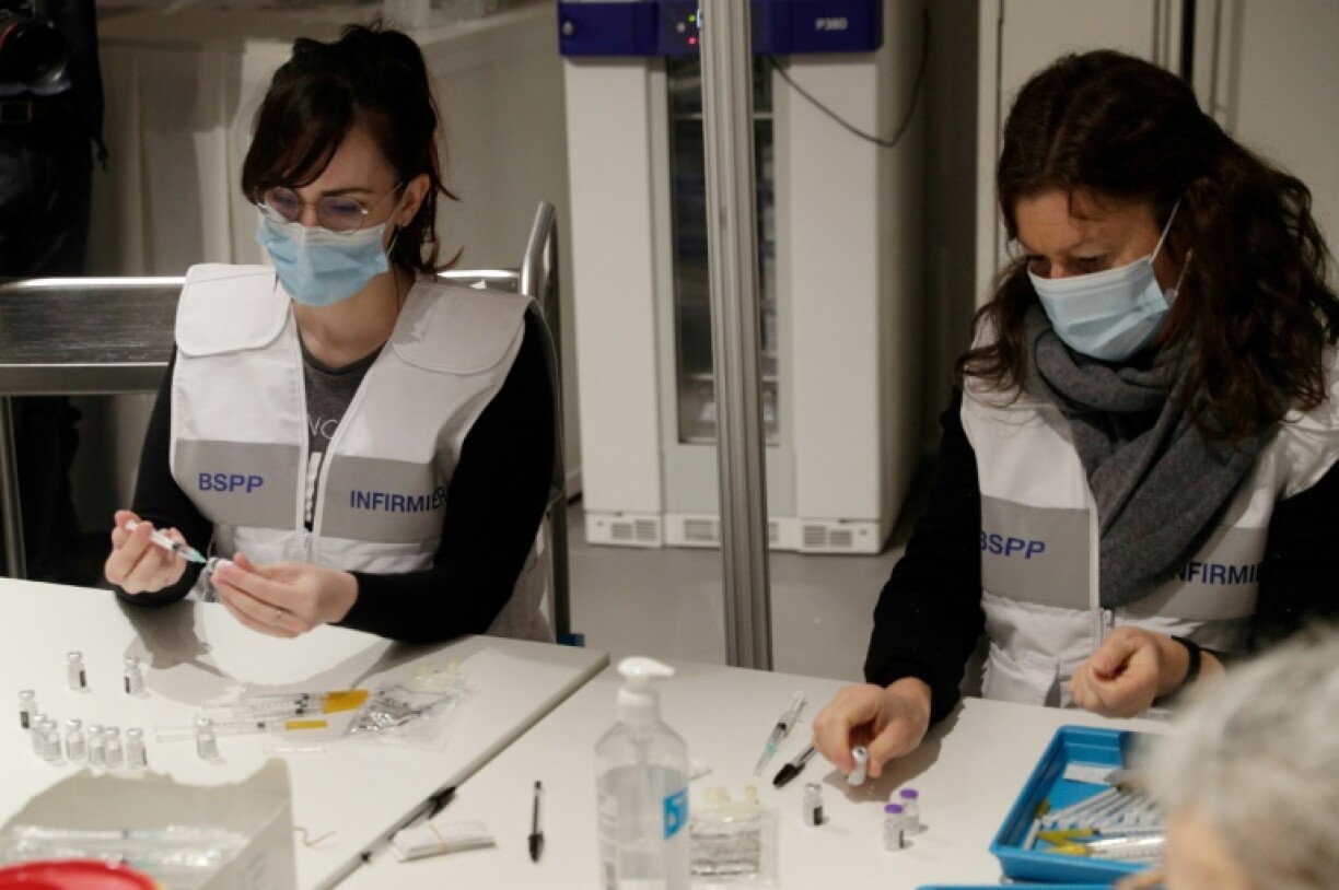 Des infirmières préparent des doses de vaccin Pfizer-BioNTech au centre de vaccination Porte de Versailles, au sud de Paris, le 15 mai 2021