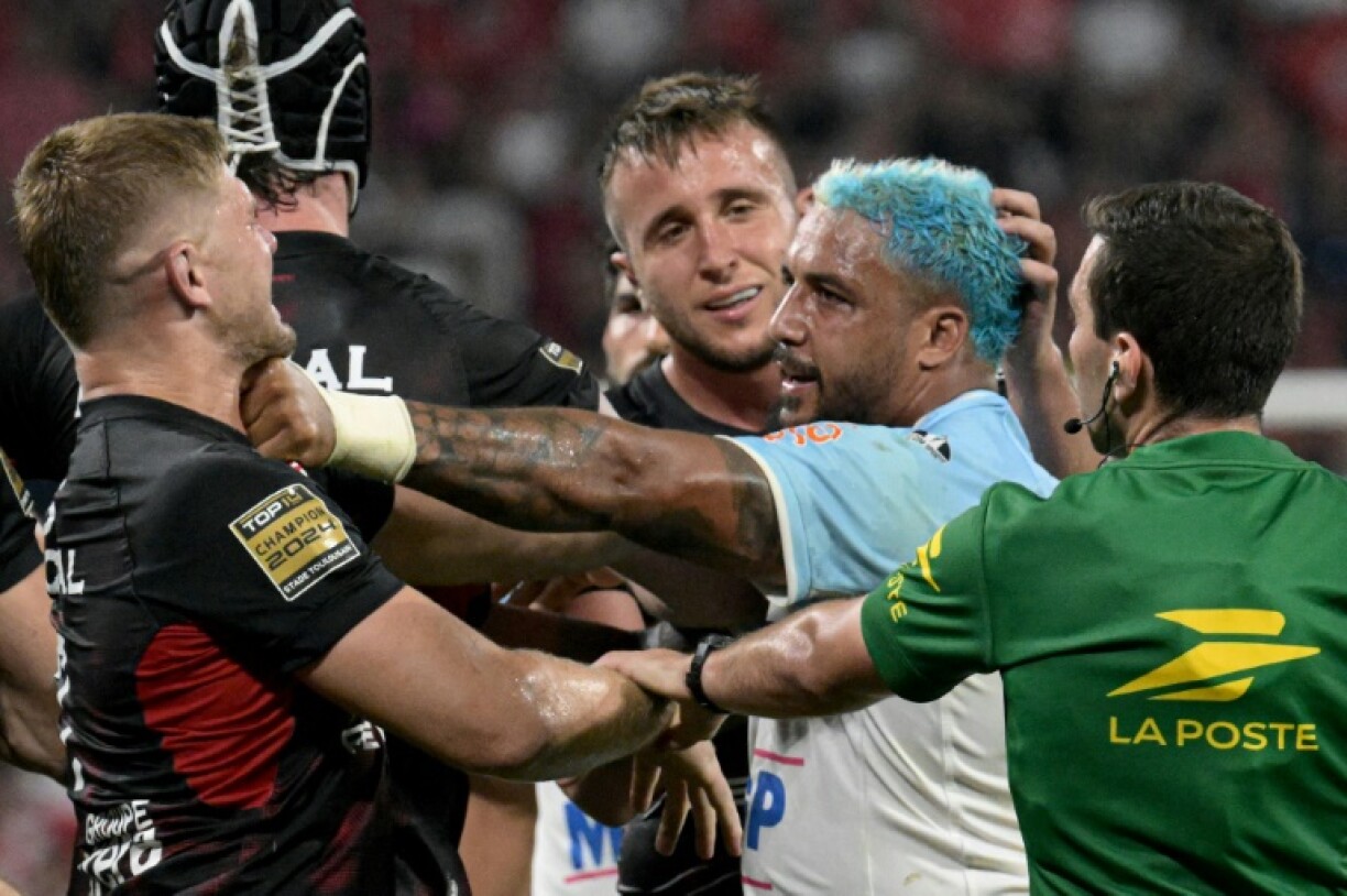 Toulouse flanker Jack Willis (L) scuffles with Bayonne's Giovanni Habel Kuffner (2nd-R) during the French Top14 semi-final rugby union match in Lyon