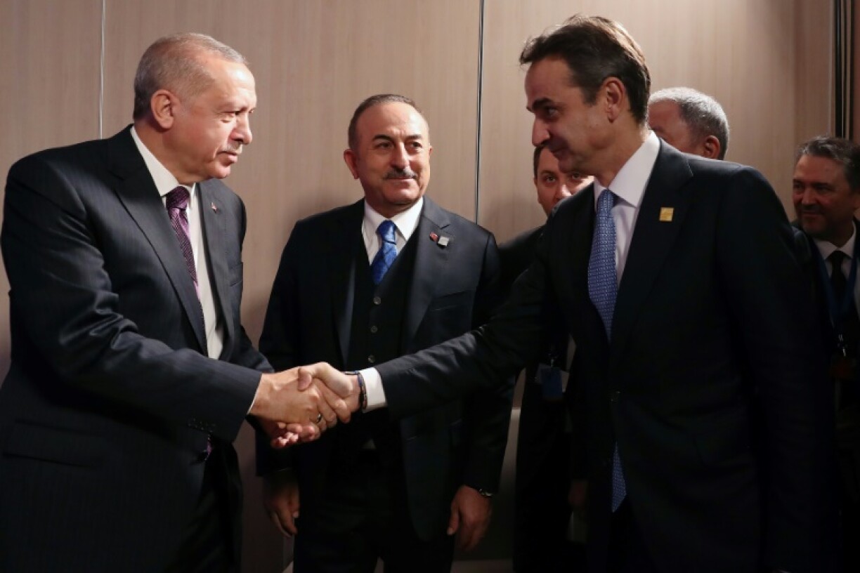 Le président turc Recep Tayyip Erdogan (à gauche) serre la main du Premier ministre grec Kyriakos Mitsotakis, le 4 décembre 2019 lors d'un sommet de l'Otan à Londres
