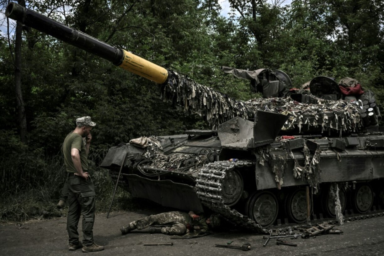 Des soldats ukrainiens réparent un char dans la région du Donbass, le 7 juin 2022