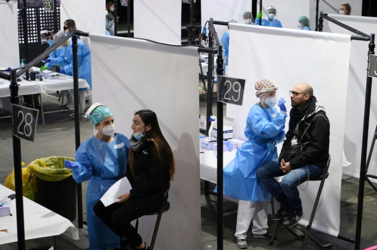 Des personnes se font testés au Covid-19 avant d'assister à un concert où seront présents 5.000 spectateurs, le 27 mars 2021 à Barcelone