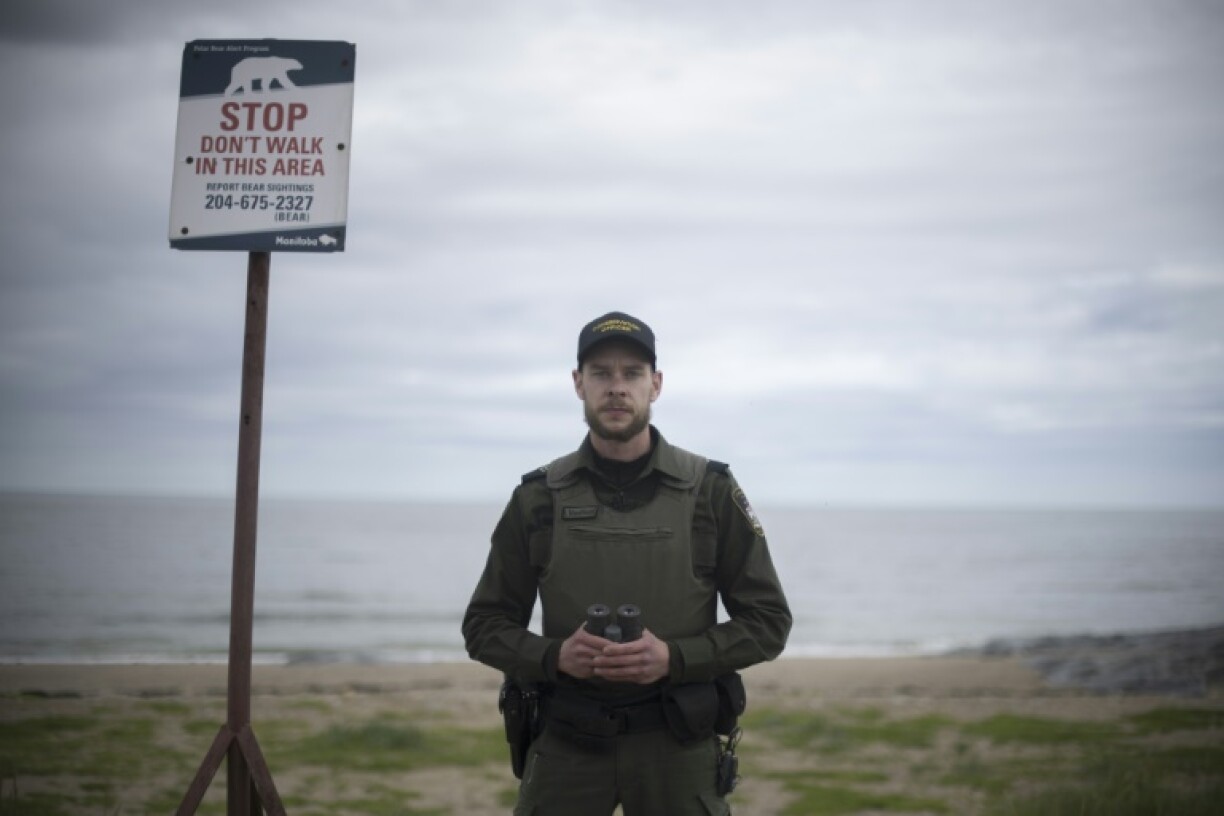 Le Canadien Ian Van Nest, officier provincial de la sauvegarde de la faune, scrute plusieurs fois par jour les rochers qui entourent Churchill. Le 7 août 2022