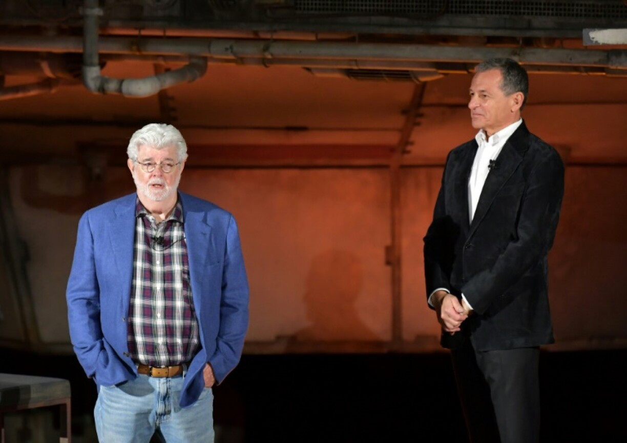 George Lucas (G), créateur de Star Wars, et Bob Iger, grand patron de Disney, lors d'une présentation de