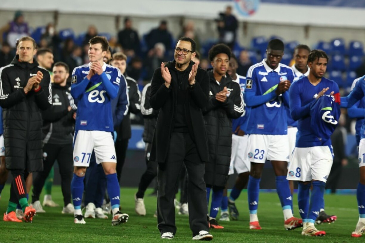 Liam Rosenior (C) and his Strasbourg players celebrate beating Toulouse 2-1 on March 16
