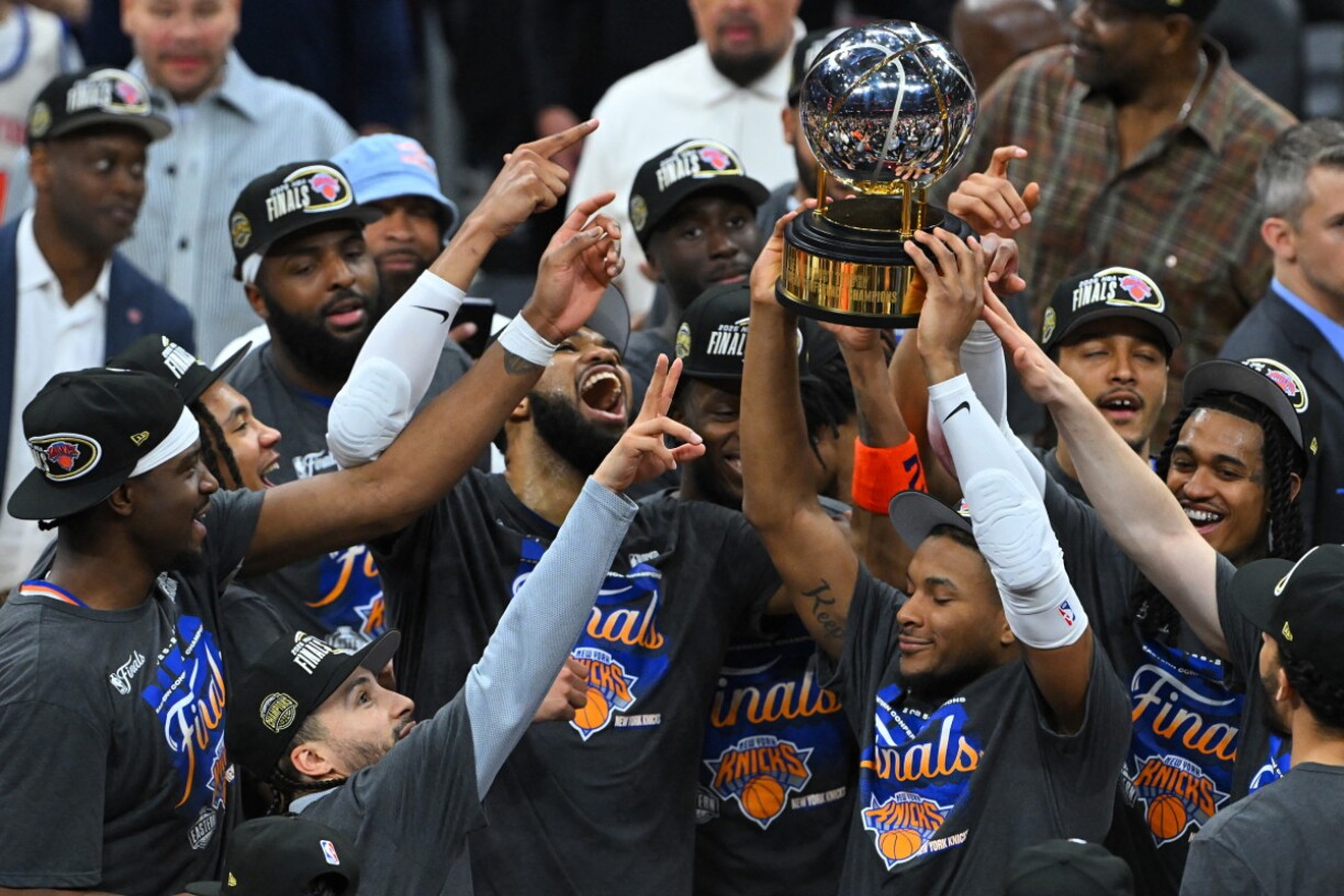 D'Spiller vun den New York Knicks feieren de Gewënn vun den Eastern Conference Finals