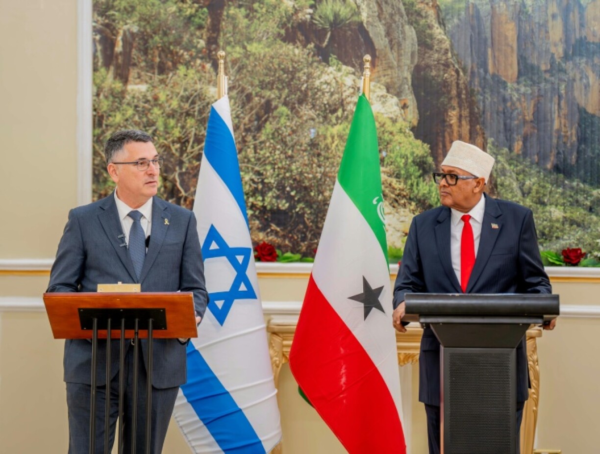 Le ministre israélien des Affaires étrangères, Gideon Saar (à gauche), reçu par le président du Somaliland, Abdirahman Mohamed Abdullahi, à Hargeisa, le 6 janvier 2026