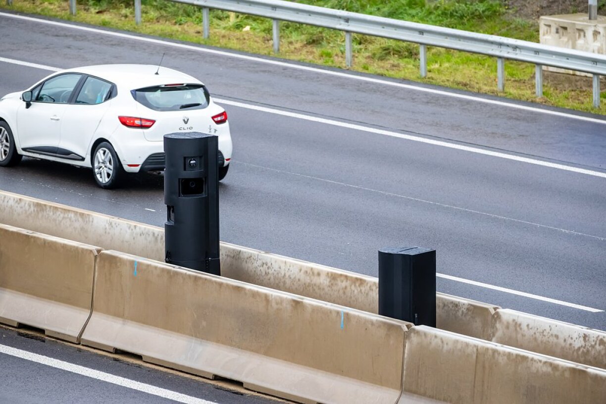 Le premier radar se trouve à 200 mètres après le pont bow-string des CFL dans le sens Luxembourg-Dudelange.