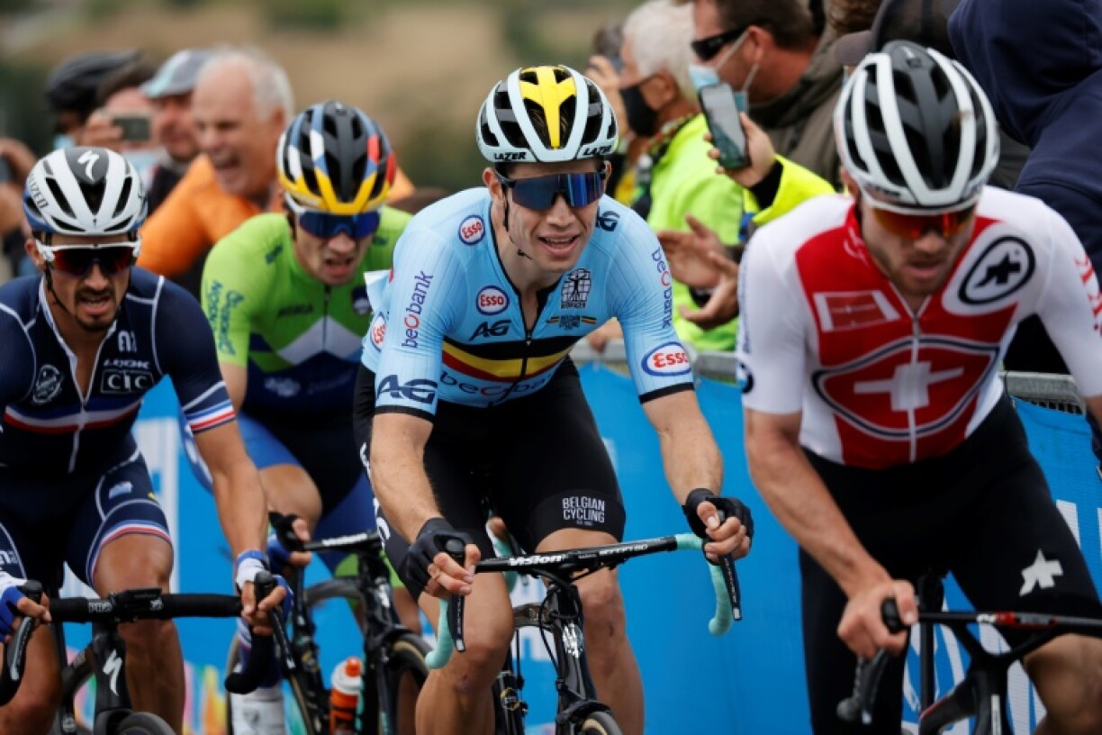 Le Français Julian Alaphilippe devant le Belge Wout van Aert pendant la course des Championnats du monde sur route le 27 septembre 2019 autour d'Imola en Italie