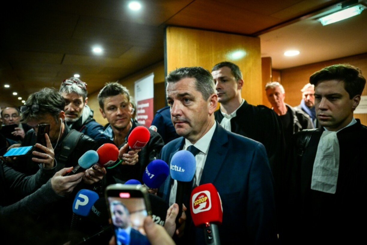 Le maire de Saint-Etienne, Gaël Perdriau, à la sortie du tribunal à Lyon le 1er décembre 2025