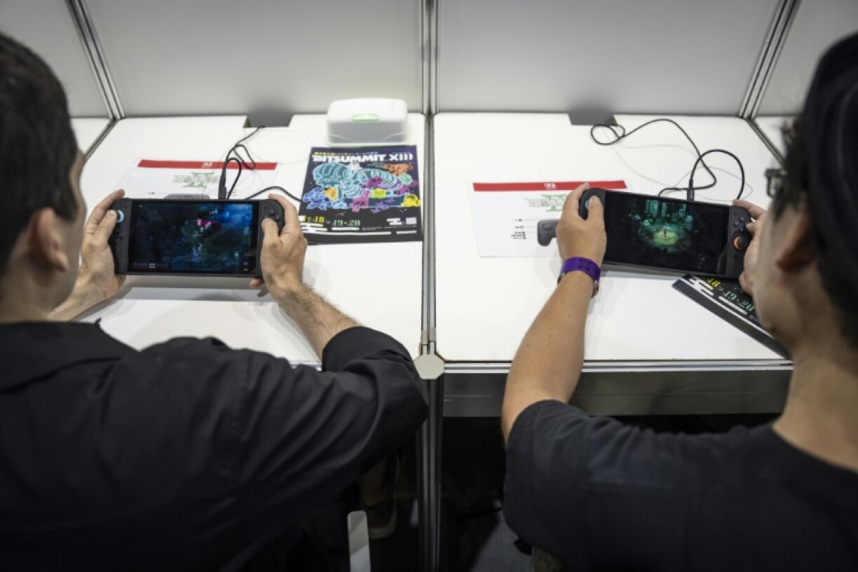 Des visiteurs jouent à