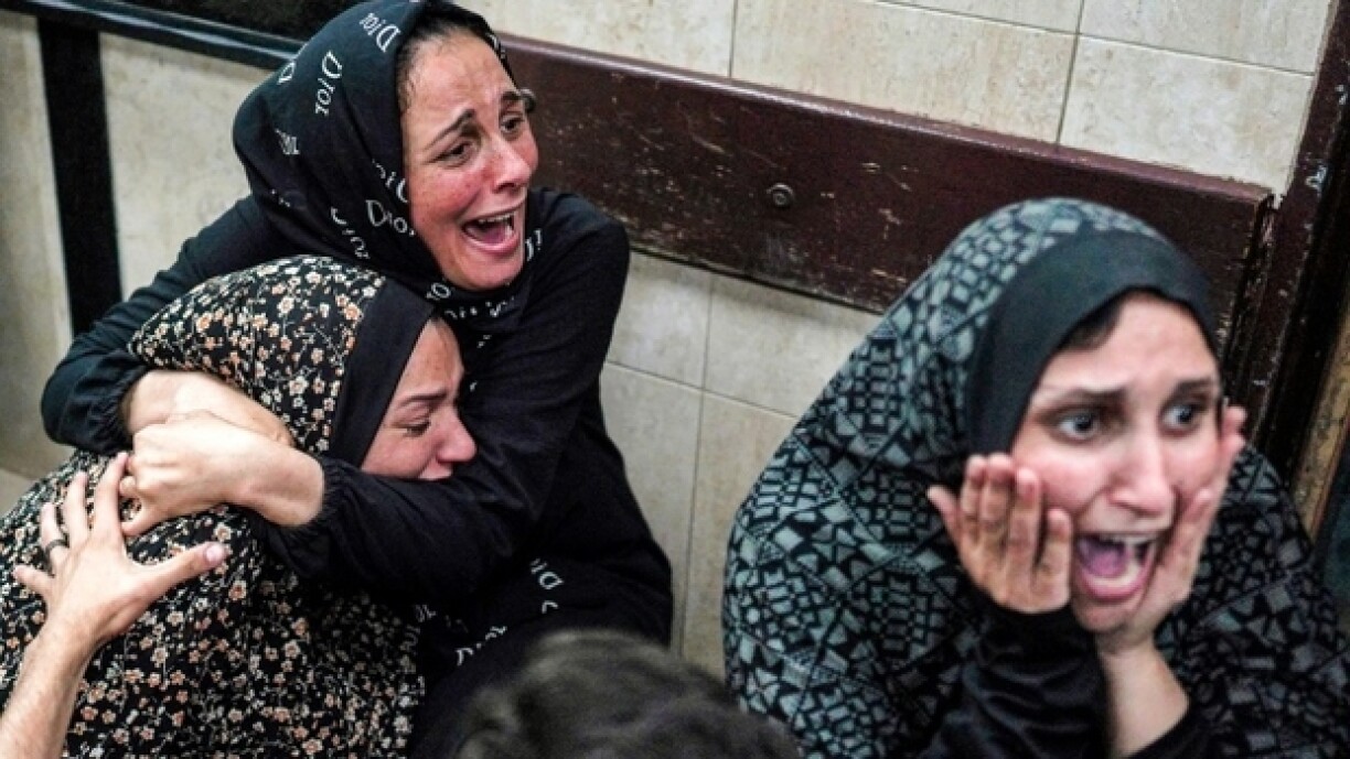 Des femmes pleurent après qu'un enfant a succombé à ses blessures infligées lors d'un bombardement de leur camp de déplacés, à l'hôpital des martyrs Al-Aqsa à Deir el-Balah, dans le centre de la bande de Gaza, le 11 mai 2024