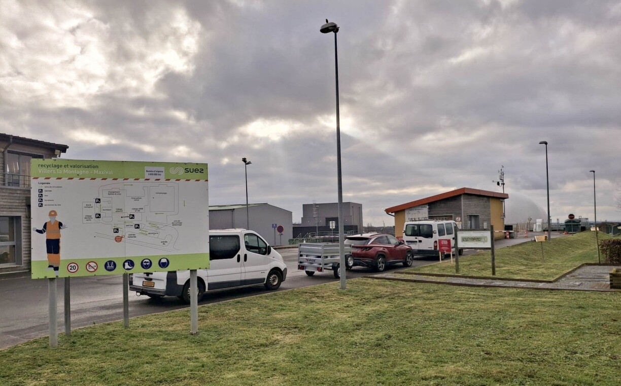La déchetterie de Villers-la-Montagne. Au premier plan, une camionnette... luxembourgeoise !