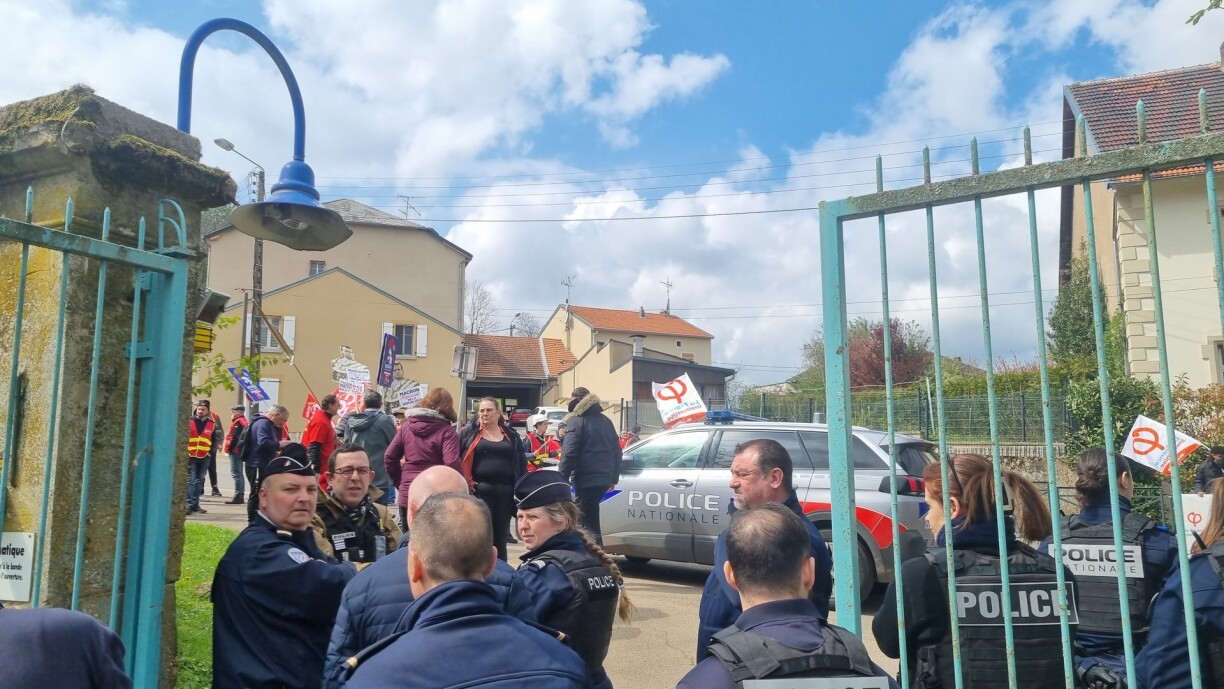 Devant l'enceinte du domaine de Volkrange, des manifestants ont tenté de faire entendre leur voix auprès de la secrétaire d'État chargée de l'Europe.