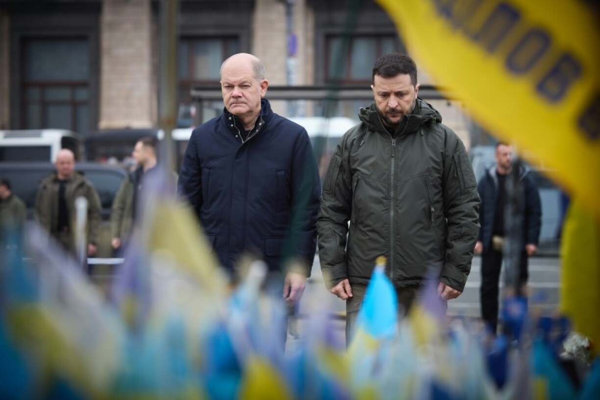 Ukrainian President Volodymyr Zelensky with Scholz at a memorial in Kyiv to the war's dead