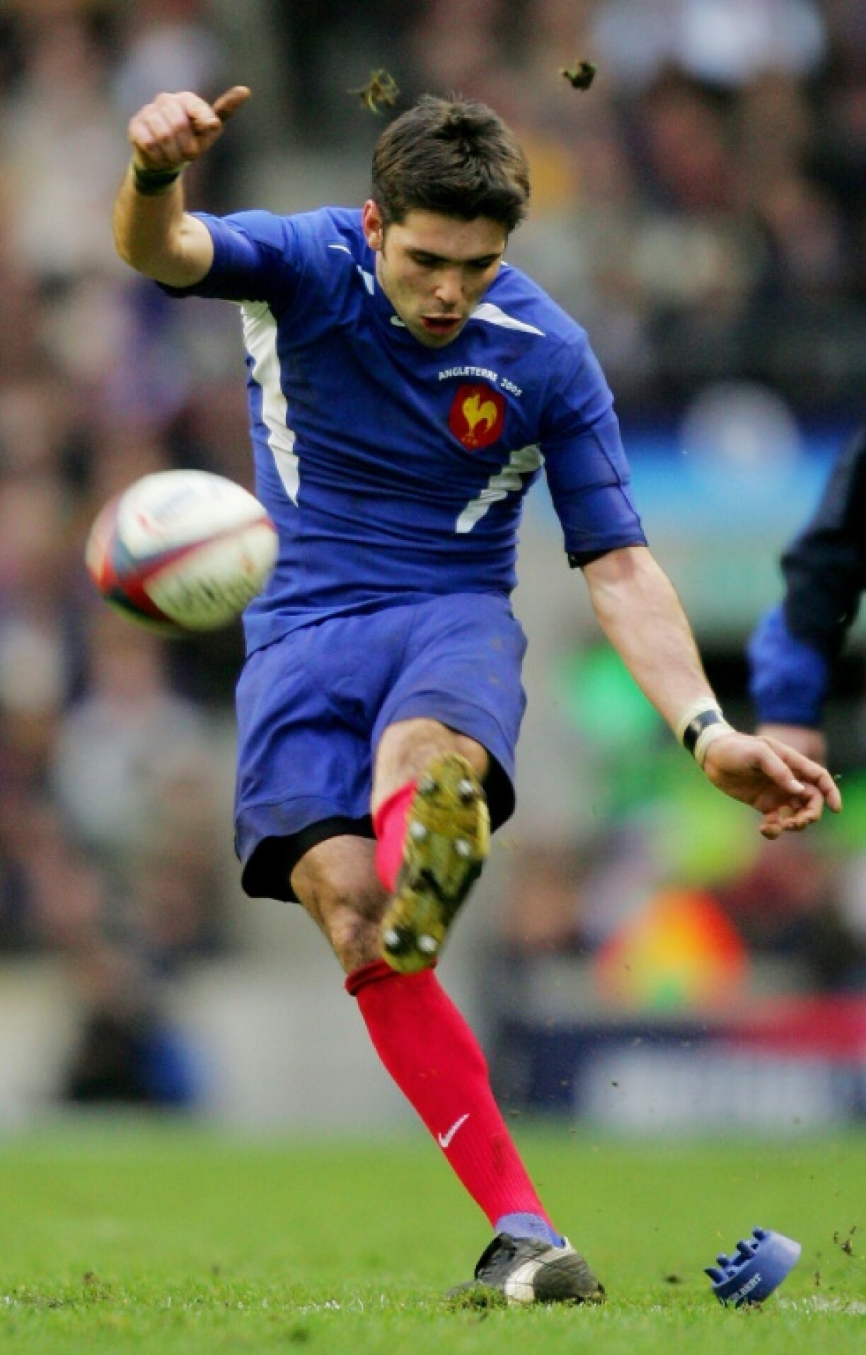 Le demi de mêlée du XV de France, Dimitri Yachvili, tape une pénalité lors du match du Tournoi des Six nations contre l'Angleterre, le 13 février 2005 au stade de Twickenham à Londres