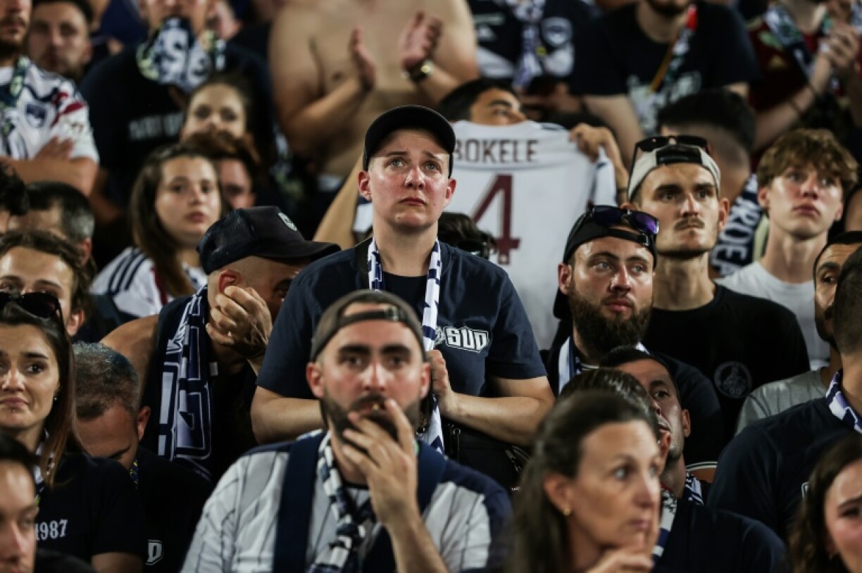 Des supporters de Bordeaux après l'interruption définitive du match contre Rodez le 2 juin 2023 lors de la 38e et dernière journée de la Ligue 2. Si la victoire de Rodez devait être entérinée par les instances disciplinaires, ou si Bordeaux écopait d'un retrait de point, le club resterait en deuxième division