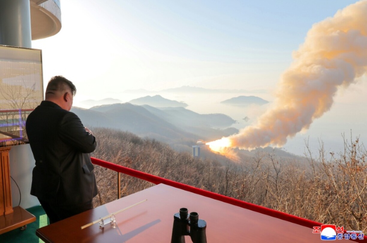 Im Beisein von Machthaber Kim Jong Un hat Nordkorea laut Staatsmedien einen neuen Raketenantrieb getestet. Der Test des Feststoffraketenantriebs sei "Teil des nationalen Verteidigungsentwicklungsplans im Zeitraum des neuen Fünfjahresplans".