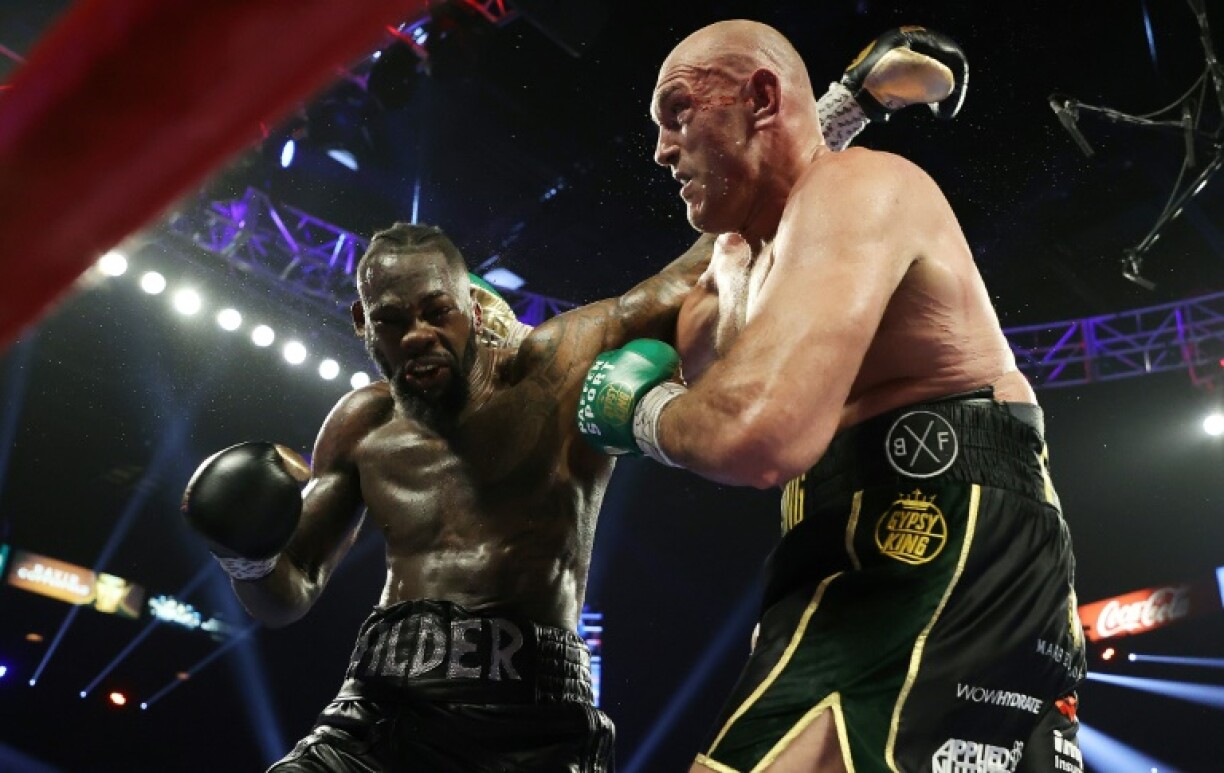 Tyson Fury assène un direct du droit sur la tête de Deontay Wilder lors de leur deuxième combat disputé le 22 février 2020 au MGM Grand Garden à Las Vegas