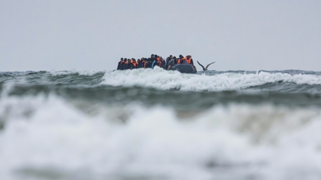 Des migrants au large de Neufchatel-Hardelot (nord de la France) tentent de traverser la Manche le 13 août 2025