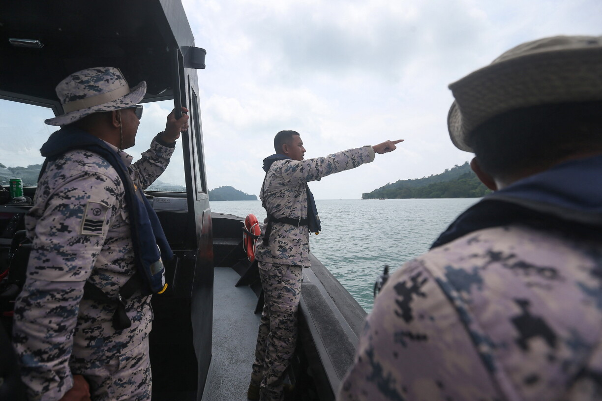 Membere vun der malaysescher Marinn bei der Sich no Iwwerliewenden no engem Ongléck vun engem Flüchtlingsboot aus dem Myanmar am November 2025.
