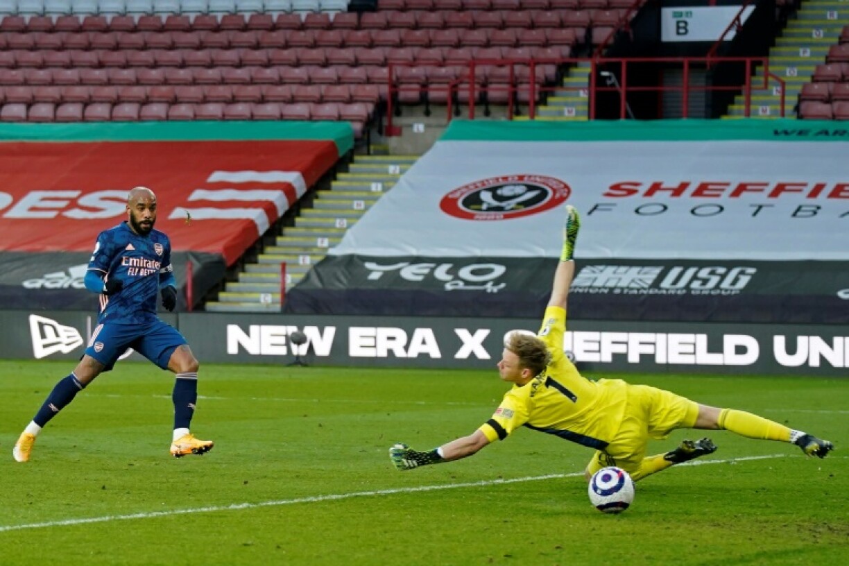 L'attaquant français d'Arsenal, Alexandre Lacazette, ouvre le score face au gardien de but de Sheffield United, Aaron Ramsdale, lors de leur match de Premier League, le 11 avril 2021 à Sheffield
