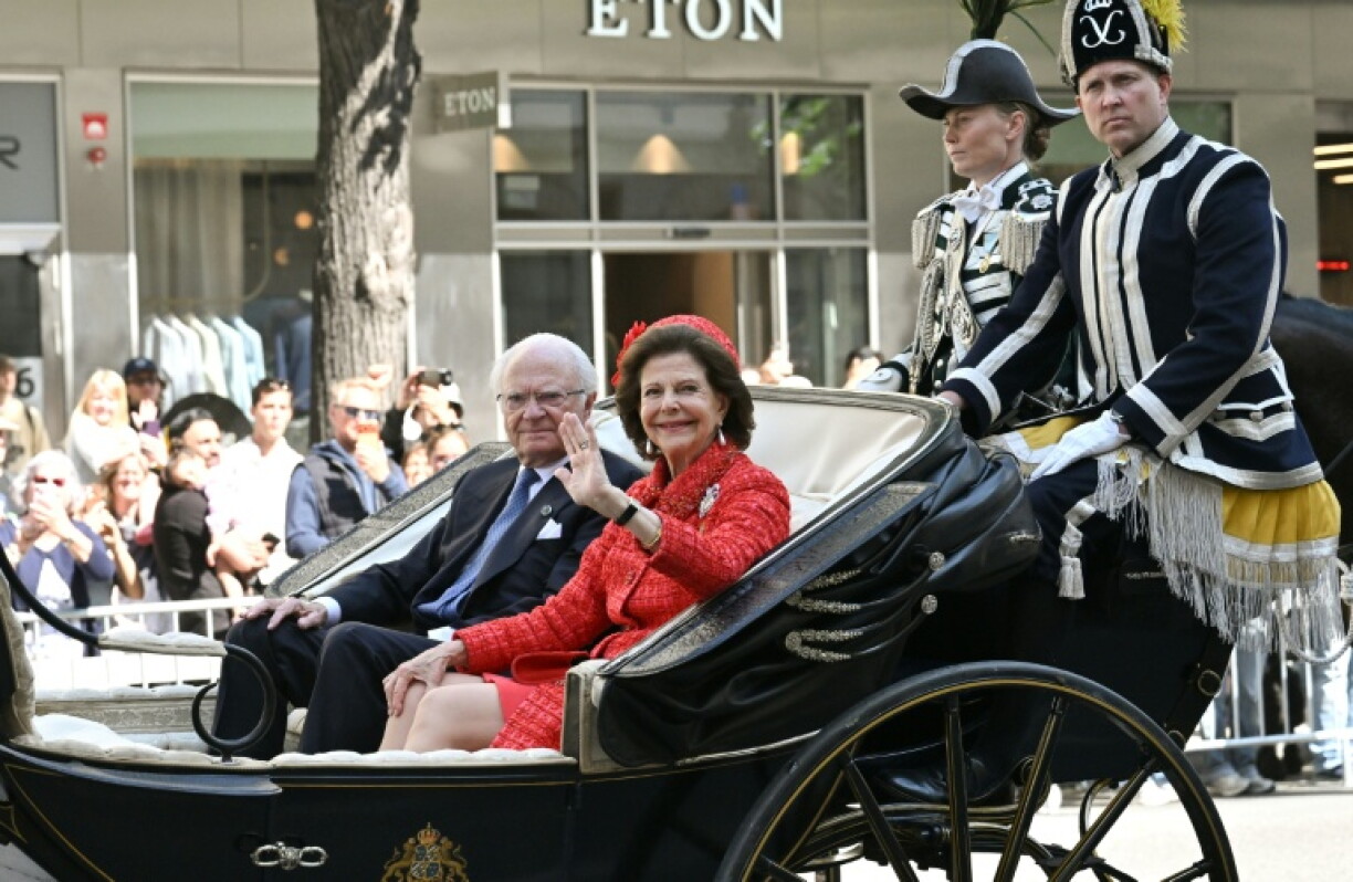 Le roi Carl XVI Gustaf et la reine Silvia de Suède défilent en calèche dans les rues de Stockholm à l'occasion de leurs noces d'or, le 13 juin 2026