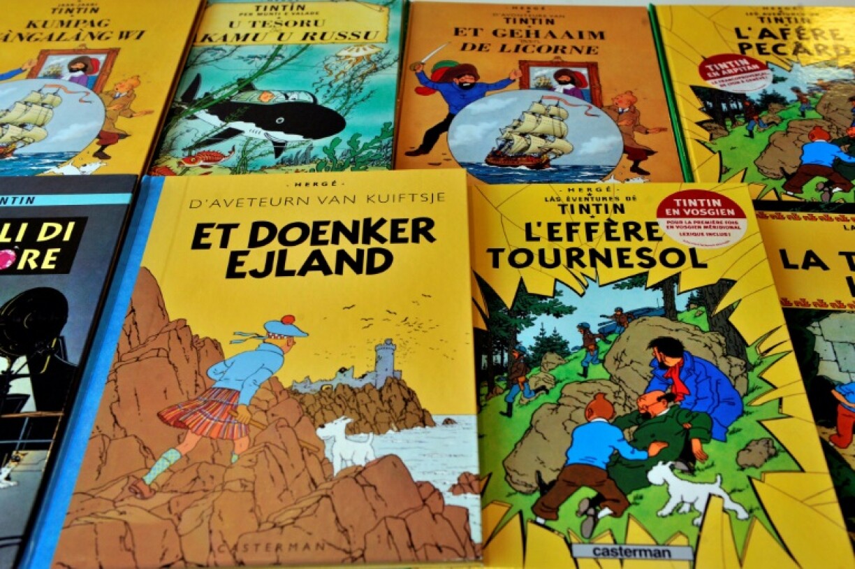 Photo prise le 24 janvier 2014 au siège de l'éditeur belge Casterman à Bruxelles et montrant plusieurs albums de Tintin traduits dans plusuers langues. Aux Etats-Unis le 1er janvier 2025, les stars universelles de la BD Tintin et Popeye, des chefs d'oeuvres de la littérature, du cinéma et de la musique de Faulkner, Hemingway, Hitchcock, Ravel - tous datés de 1929 - sont tombés dans le domaine public.