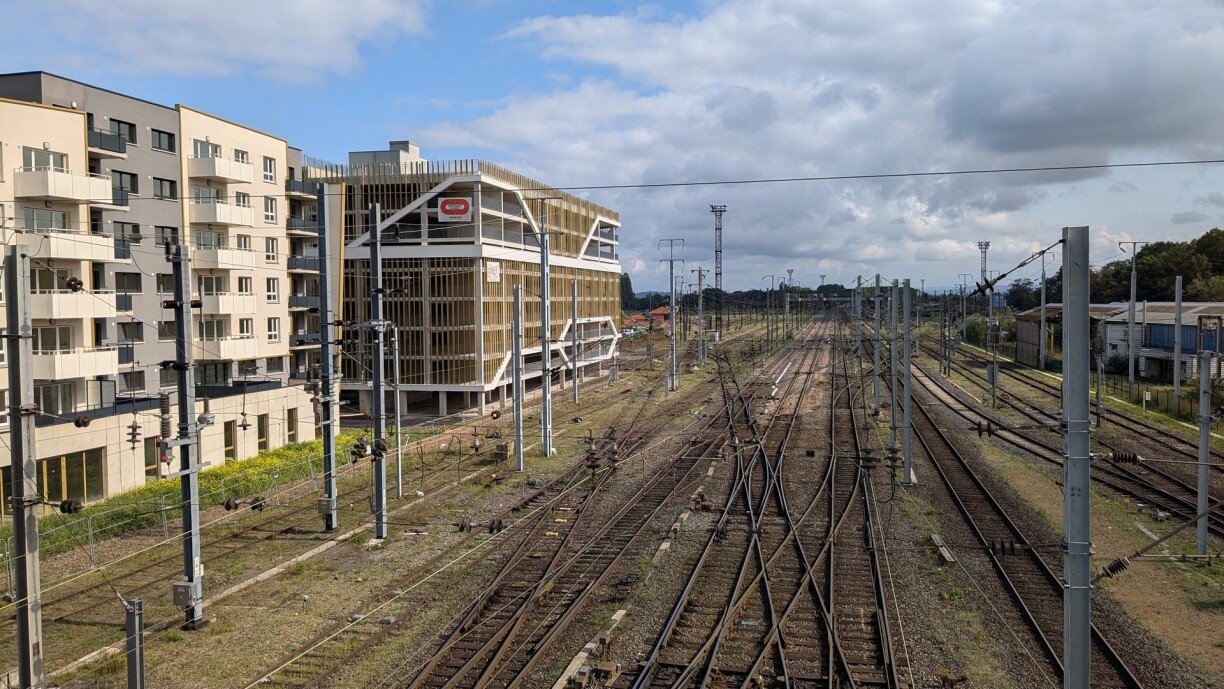 Au fond à gauche, le parking prend place sur l'ancienne friche et sera situé juste à côté de la gare.