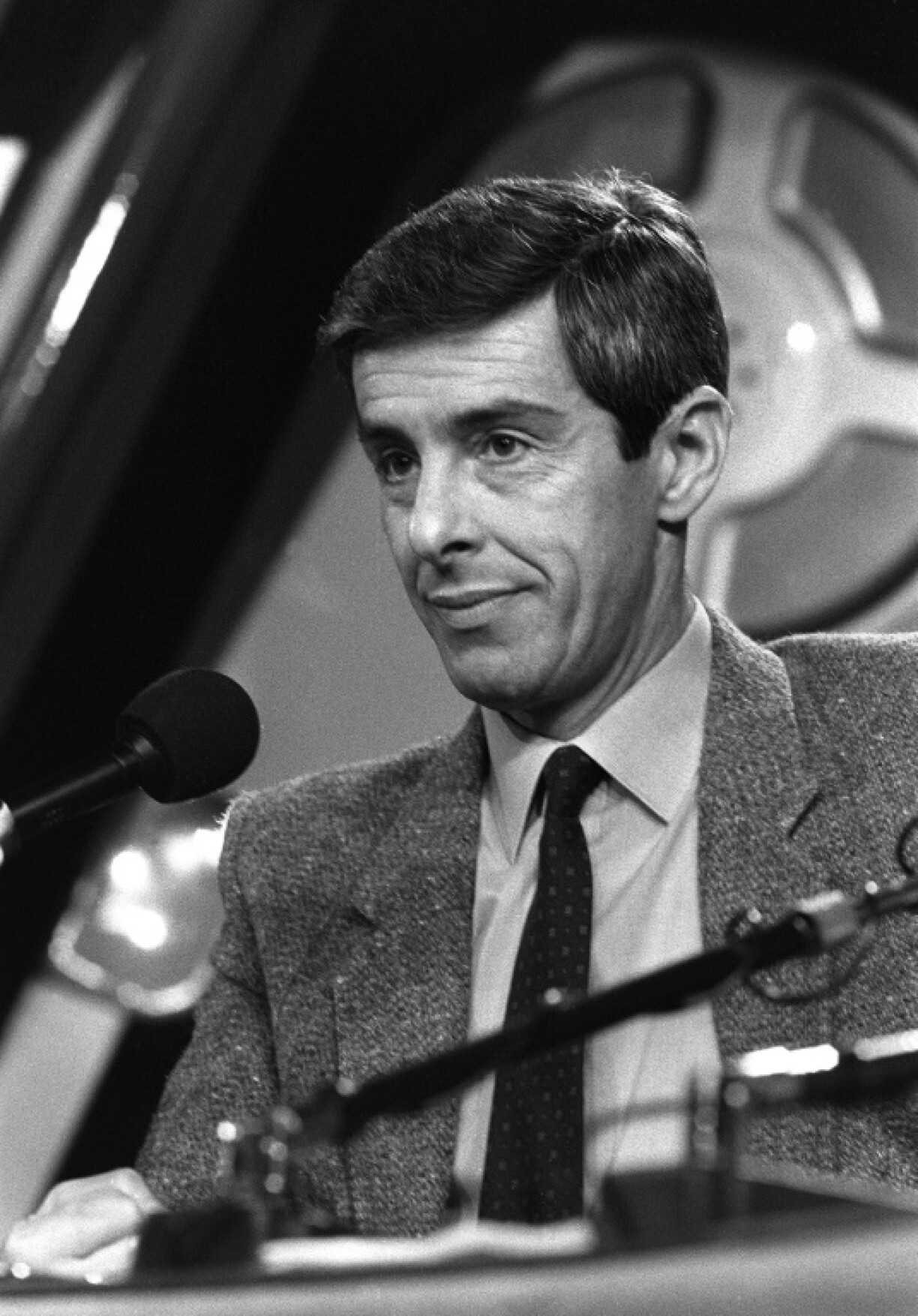 Le journaliste Jean-Louis Servan-Schreiber, le 24 janvier 1984 dans les studios d'Europe 1, à Paris