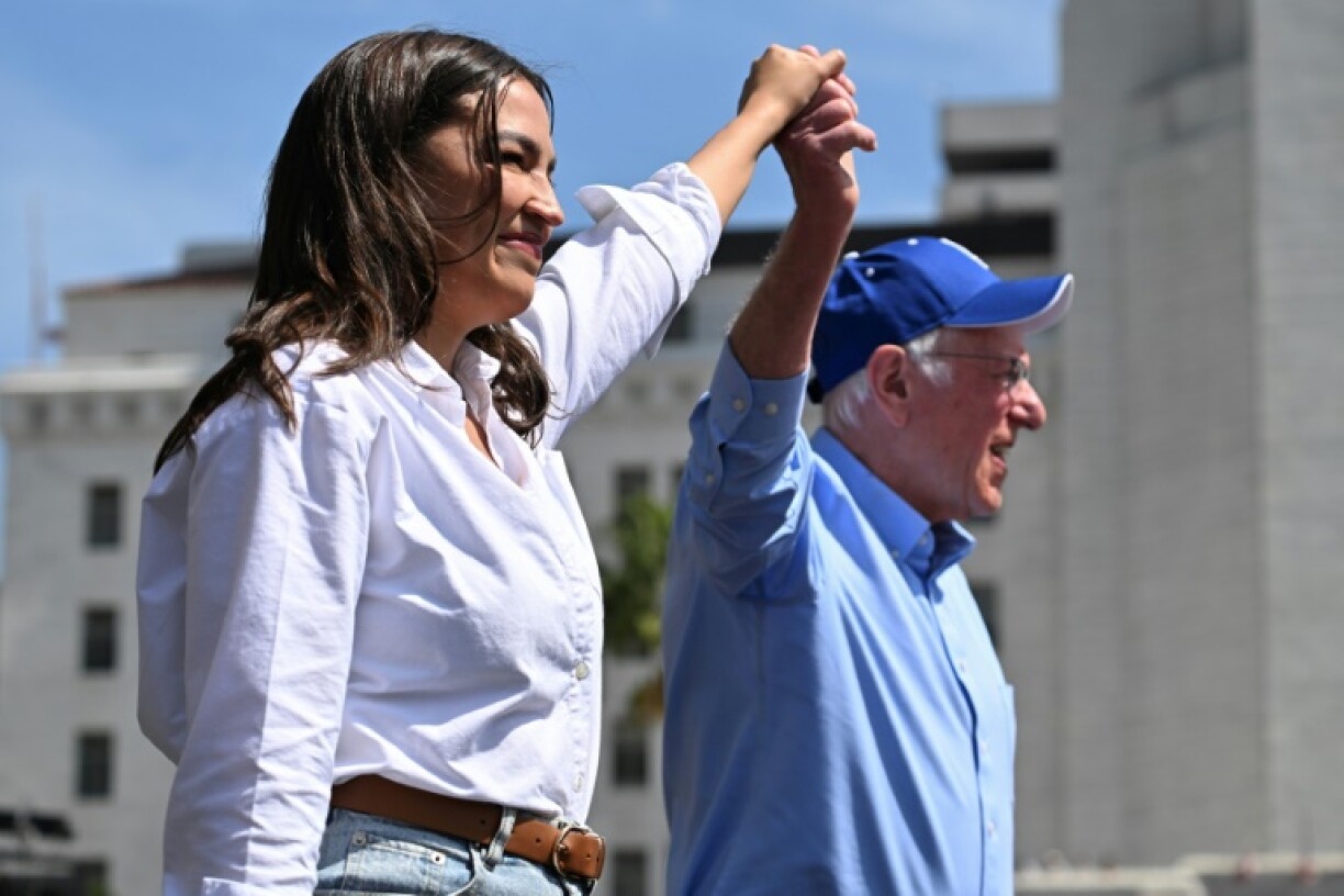 La parlementaire Alexandria Ocasio-Cortez avec Bernie Sanders, lors d'un meeting à Los Angeles, le 12 avril 2025