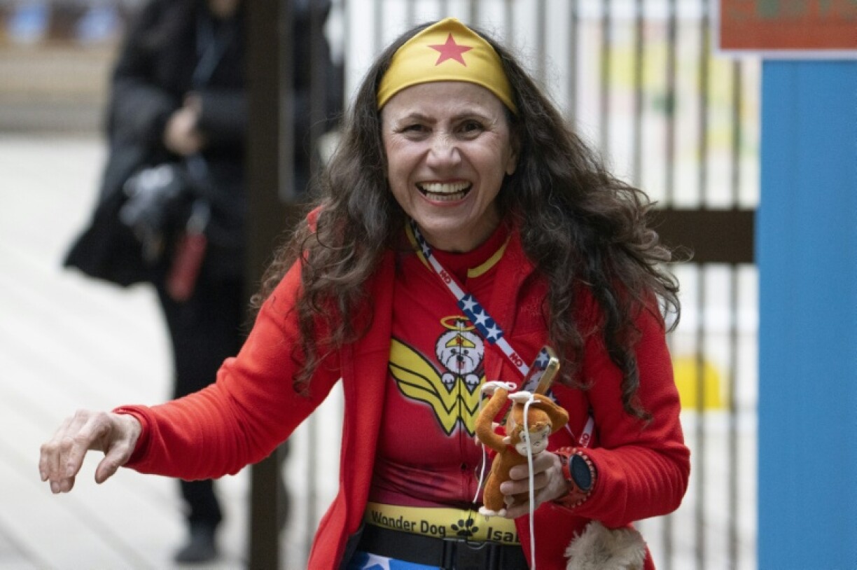 Une femme tient une peluche de singe lors de sa visite au zoo d'Ichikawa (Japon) pour voir un macaque japonais mâle de sept mois nommé Punch, le 18 mars 2026