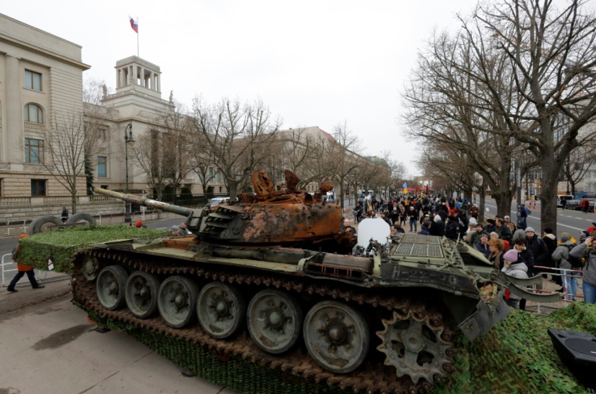 Un char T-72 russe en partie détruit installé devant l'ambassade russe à Berlin, le 24 février 2023 à l'occasion du premier anniversaire de l'invasion de l'Ukraine par l'armée russe