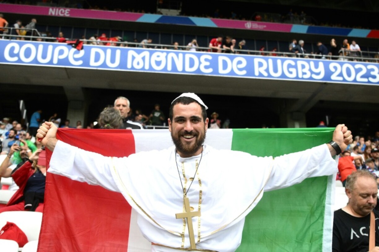 Il faudra un miracle pour que l'Italie batte les All Blacks, semble penser ce supporter italien déguisé en pape, lors du match Italie-Uruguay de coupe du monde le 20 septembre à Nice.