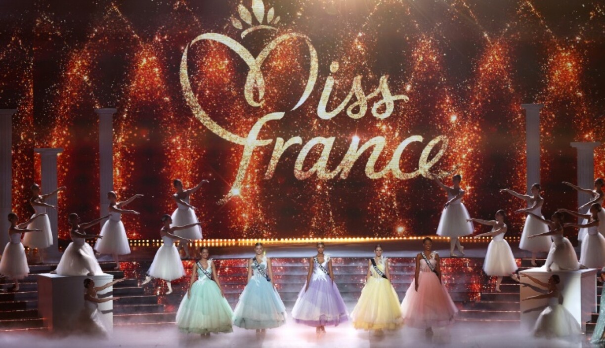 Des miss se produisent sur scène lors du concours Miss France 2025 à l'Arena Futuroscope de Chasseneuil-du-Poitou (Vienne), le 14 décembre 2024