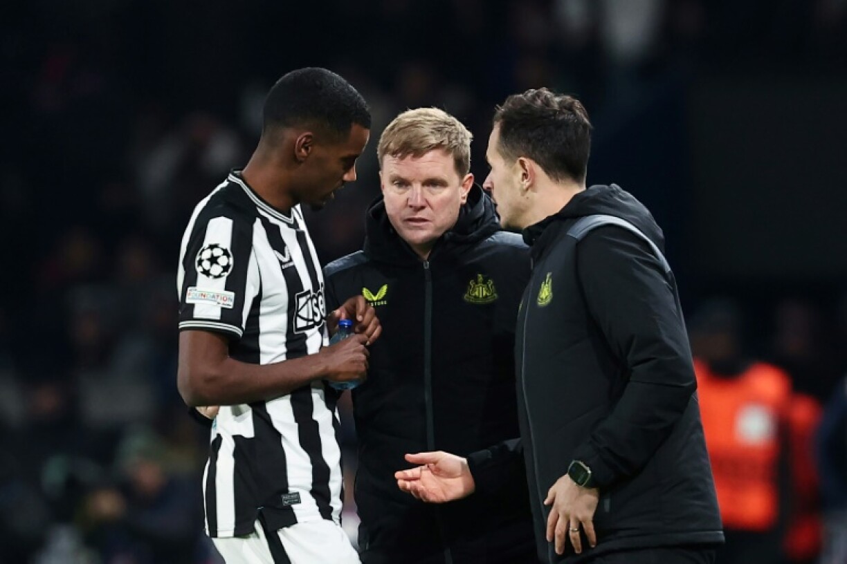 Newcastle boss Eddie Howe (C) speaks with Alexander Isak (L)