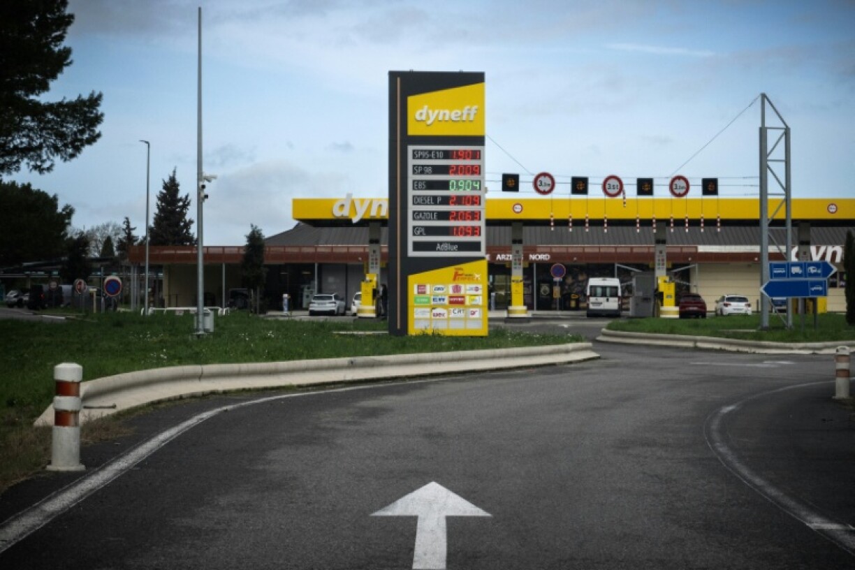 Les prix des carburants affichés dans une station-service près de Toulouse, le 12 mars 2026