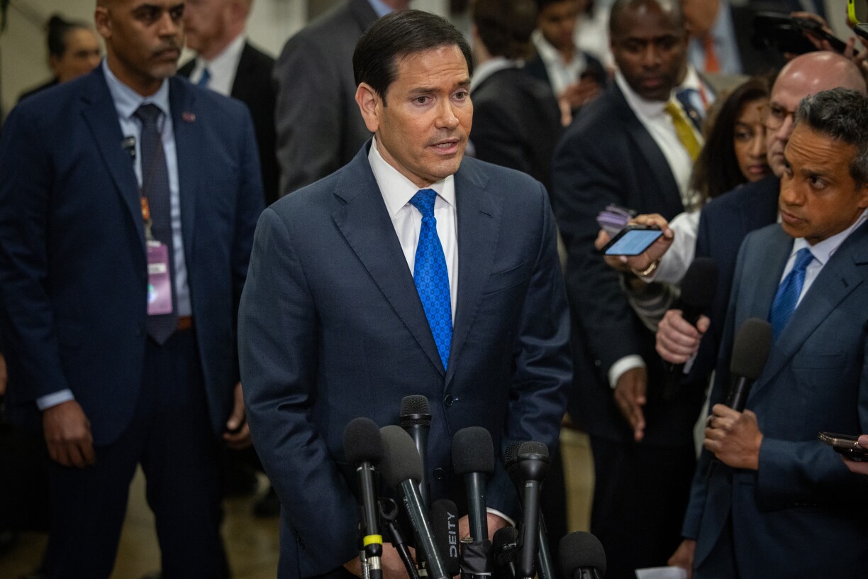 Den US-Ausseminister Marco Rubio bei enger Pressekonferenz um 3. Mäerz 2026.