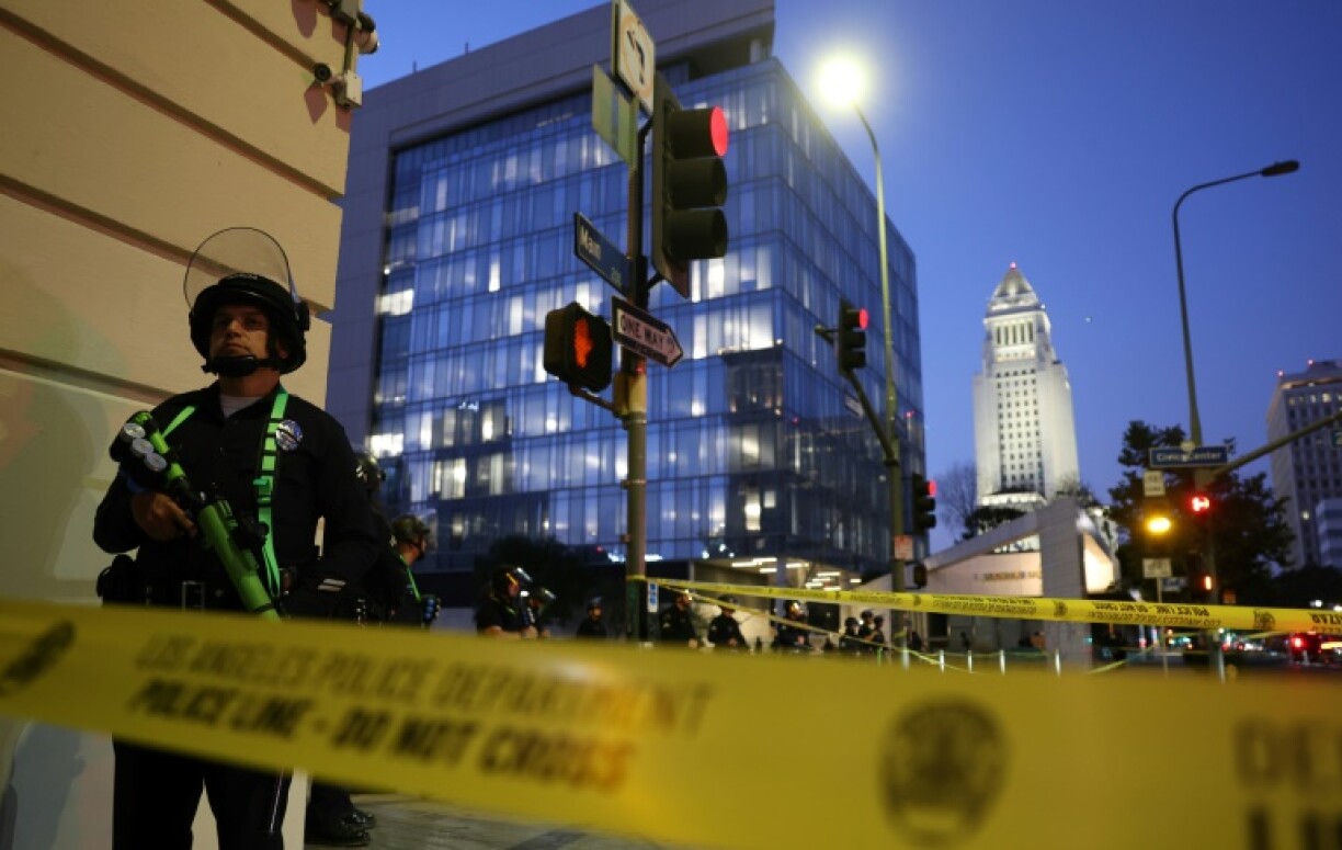 LA police began a mass arrest operation after the start of the downtown curfew