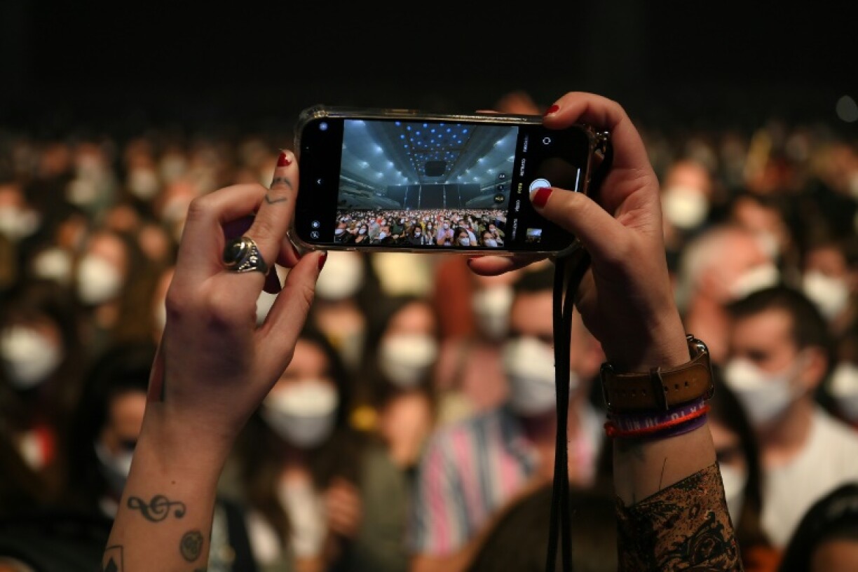 5.000 spectateurs masqués et testés assistent au concert du groupe de rock Love of Lesbian, le 27 mars 2021 à Barcelone