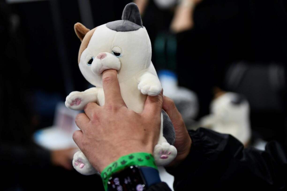 Un visiteur teste les robots peluches de Yukai Engineering Inc lors du salon