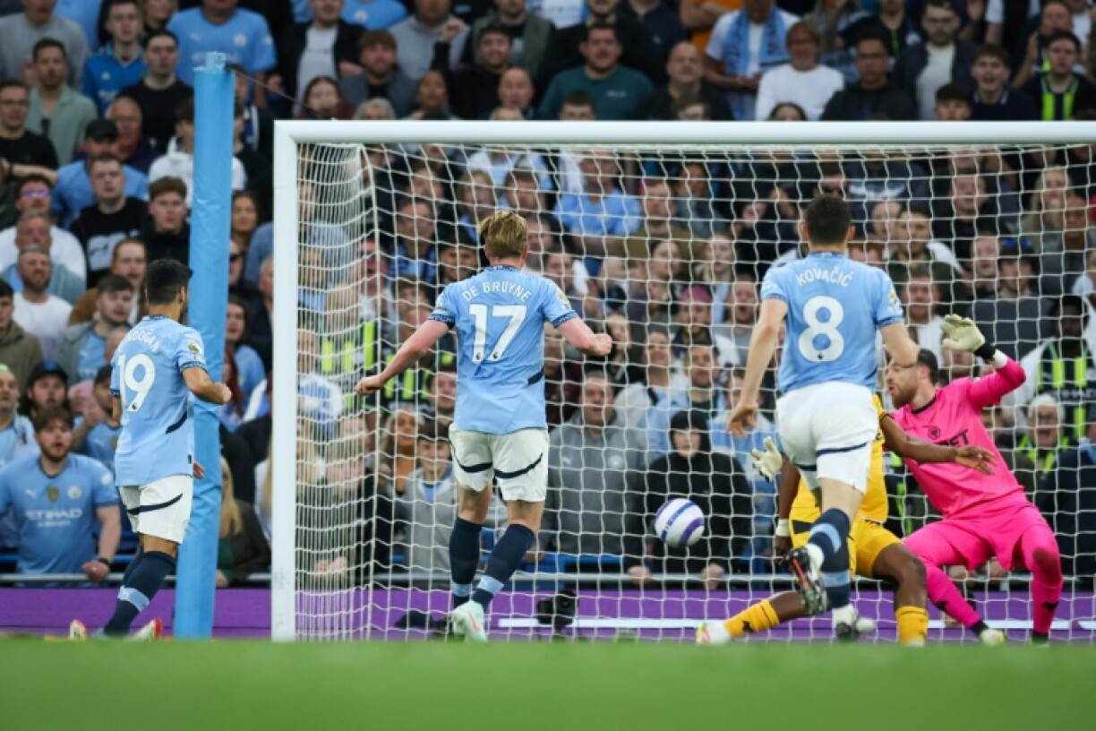 Manchester City's Kevin De Bruyne scores the winner against Wolves